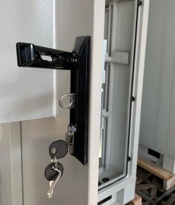 ป้องกันการโจรกรรมล็อคสามจุดตู้โทรคมนาคมกลางแจ้งตู้ 30U 40U สั่งทำพิเศษสำหรับอุปกรณ์เครือข่าย